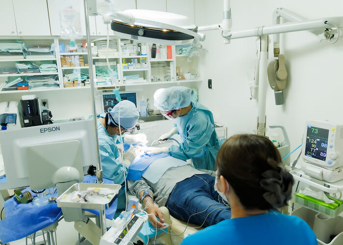 Kosei Dental より良い歯科医療のためチ ム一丸となって勉強に励んでいます